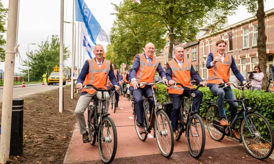 유럽2-네덜란드, 세계 최초 플라스틱 재활용 도로 선보여 가디언지.JPG