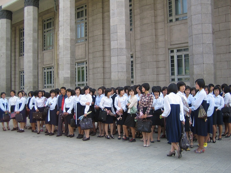 북한 여대생, 짧은 치마에 굽높은 구두가 유행이다.JPG
