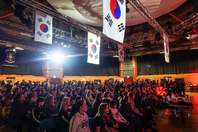 2020년 셰필드 한국의 날 축제_참여 관객 모습.jpg
