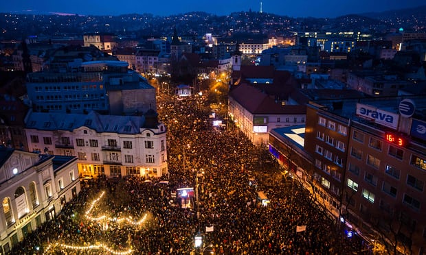 유럽4-슬로바키아, 조기 선거 촉구하는 시위 가디언지.jpg