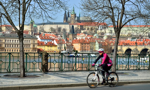 유럽1-체코 프라하, 자전거 통행 금지  가디언지.jpg