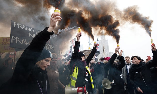 유럽6-엄격한 낙태 제한에 폴란드인 시위 가디언지.jpg