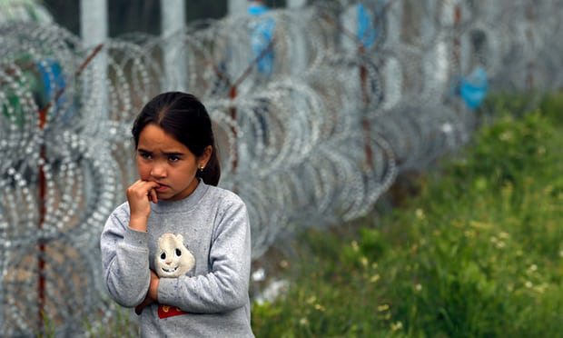 유럽2-헝가리, 불법 이민자들 도와주는 사람에 징역형 가디언지.jpg