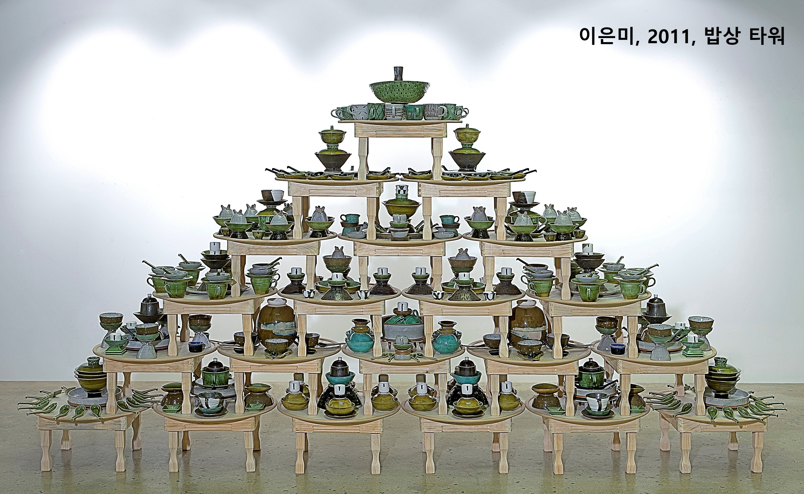 04-2011 이은미, Babsang Tower, 도자, 밥상, 370 × 70 × 210 cm.jpg