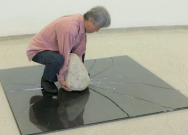 2구겐하임 미술관에서 조각품 중 하나를 설치하고 있는 이우환.jpg