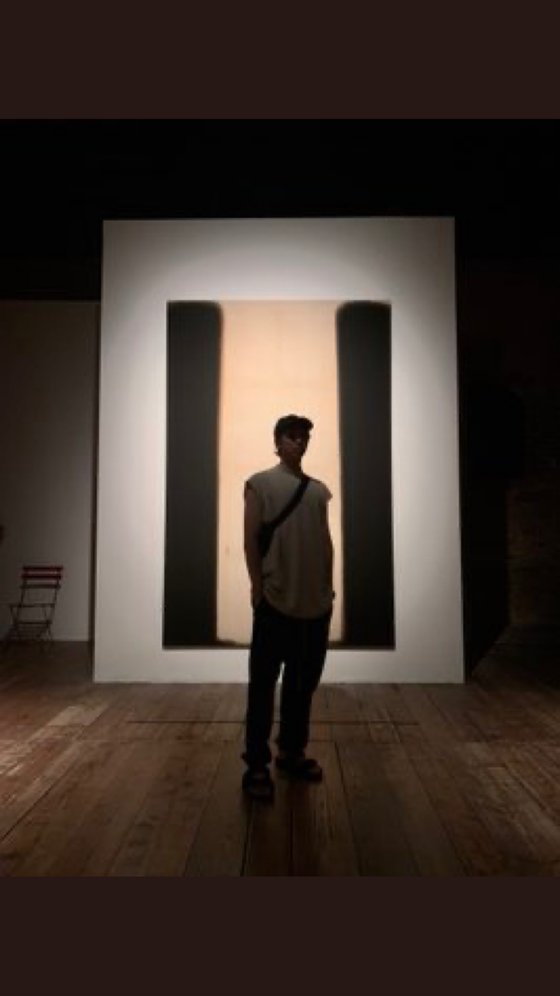 2019년 베니스 포르투니 미술관에서 열린 윤형근 전시를 찾은 방탄소년단의 RM. [RM의 SNS 이미지 캡쳐 ].jpg