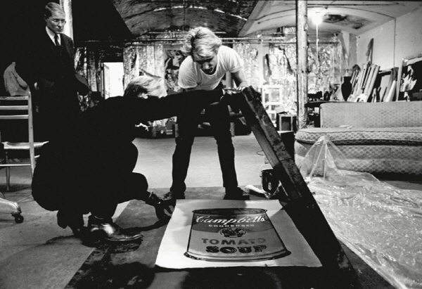 [크기변환]Andy Warhol's Silk Screening Process.jpg