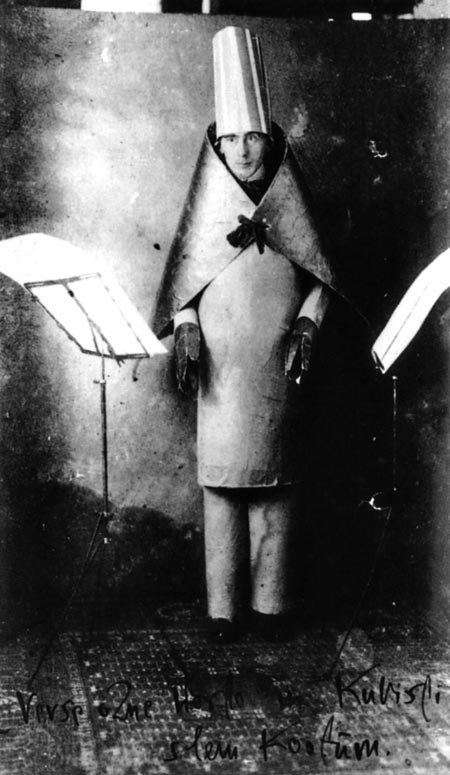 휴고 발, 볼테르 카바레에서의 퍼포먼스, 1916.jpg