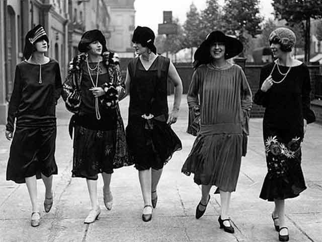 1920년대 코코 샤넬의 플래퍼 드레스 룩.jpg