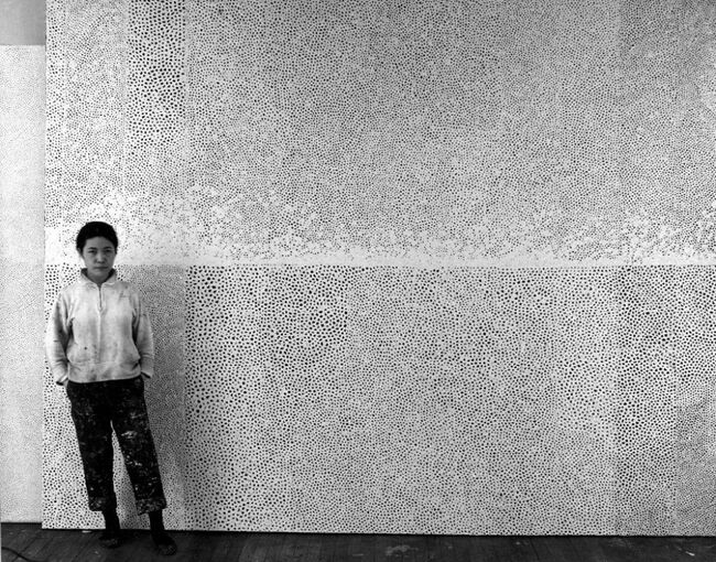 5_1959년 자신의 첫번 째 무한 망 작품 앞에 서 있는 야요이 쿠사마.jpg