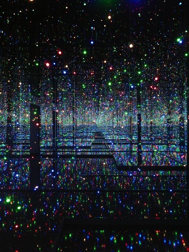 5Infinity Mirrored Room - Filled with the Brilliance of Life by Yayoi Kusama. Photo from Tate Modern.jpg