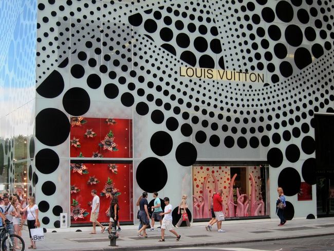 1야요이 쿠사마 작품으로 둘러싼 뉴욕 루비이통 건물.jpg