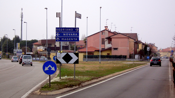 길은 좌우로 갈라지는데 가야할 마젠타(Magenta)는 도대체 어디란 말인가. 이런 식으로 이탈리아 표지판은 가끔 불명확하다.JPG