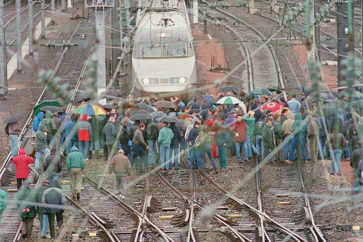 cheminots-greve-empechent-TGV-rentrer-Rennes-27-novembre-1995_0_729_487.jpg