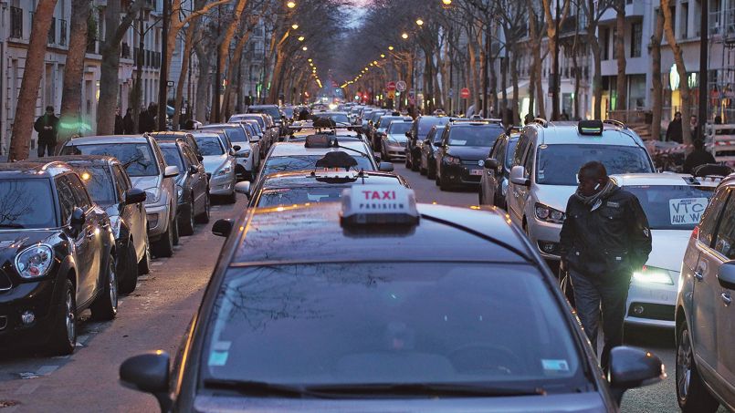 택시협회 Uber에 대한 법원의 결정에 반박, 파리 진입로 봉쇄 결정.jpg